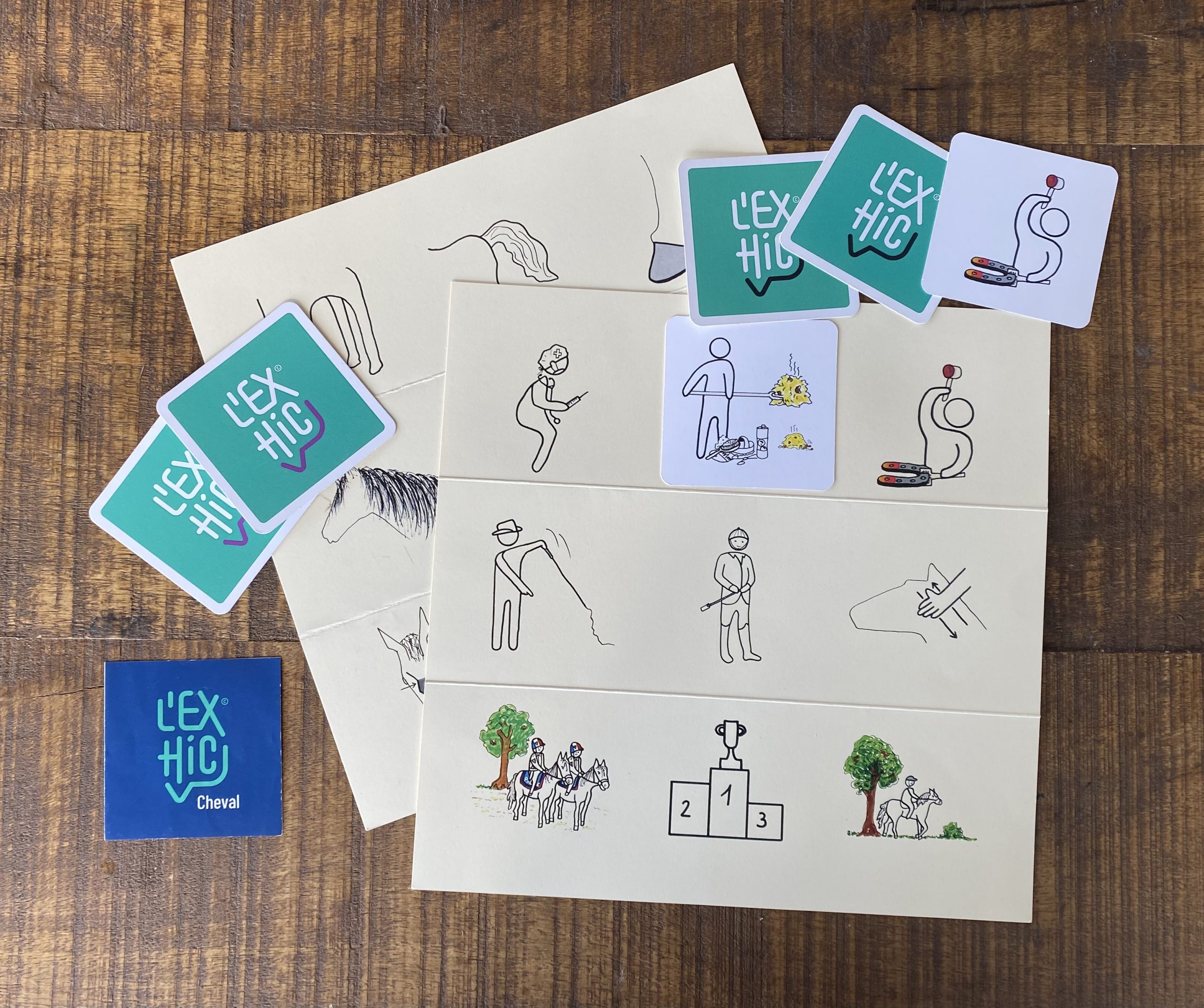 cartes de jeu lex-hic devant le plateau de jeu