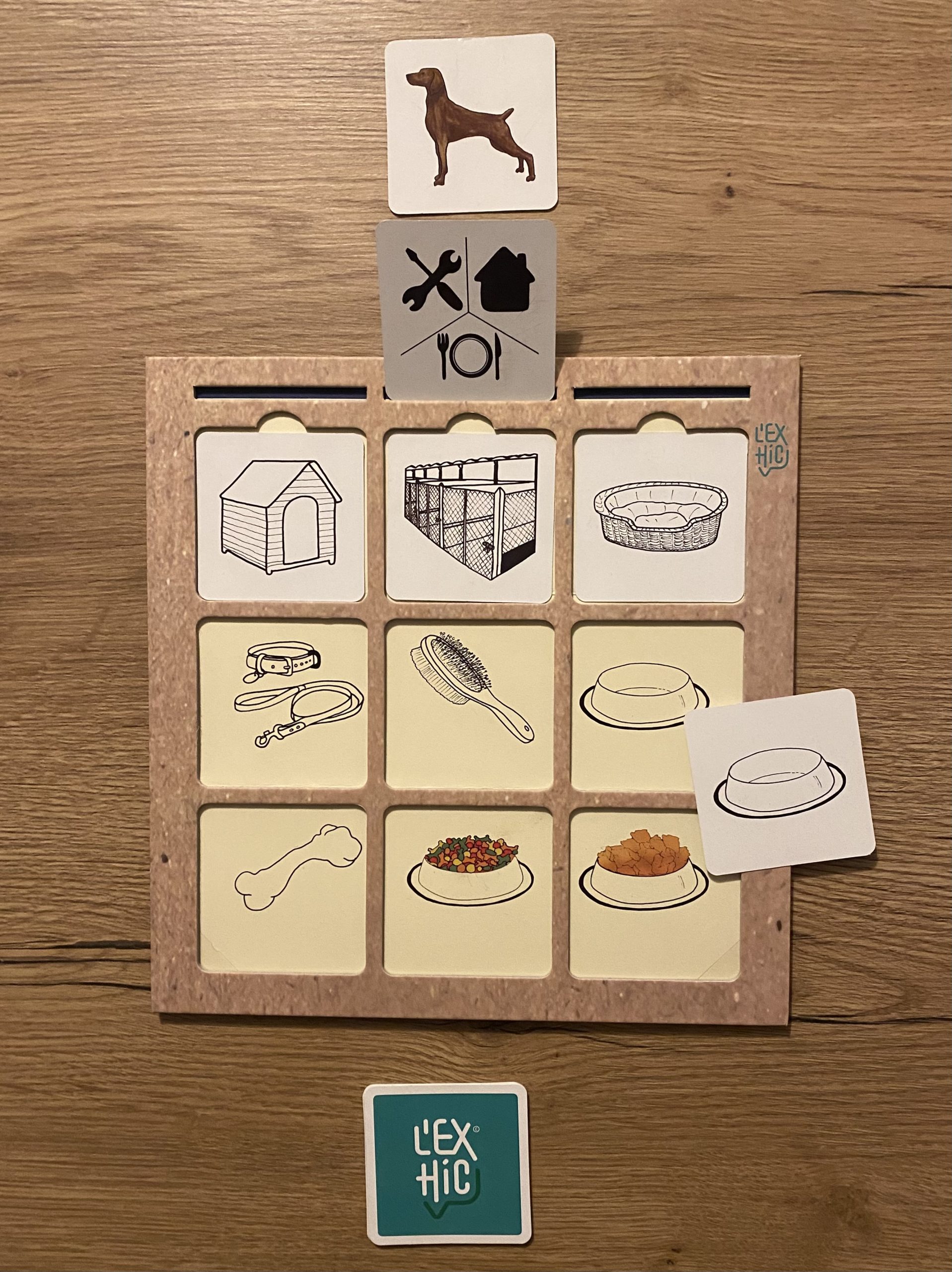 cartes de jeu lex-hic devant le plateau de jeu